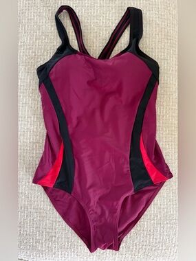 Halcurt Women One Piece Swimsuit Burgundy Black Racerback Open Back Size M NWT